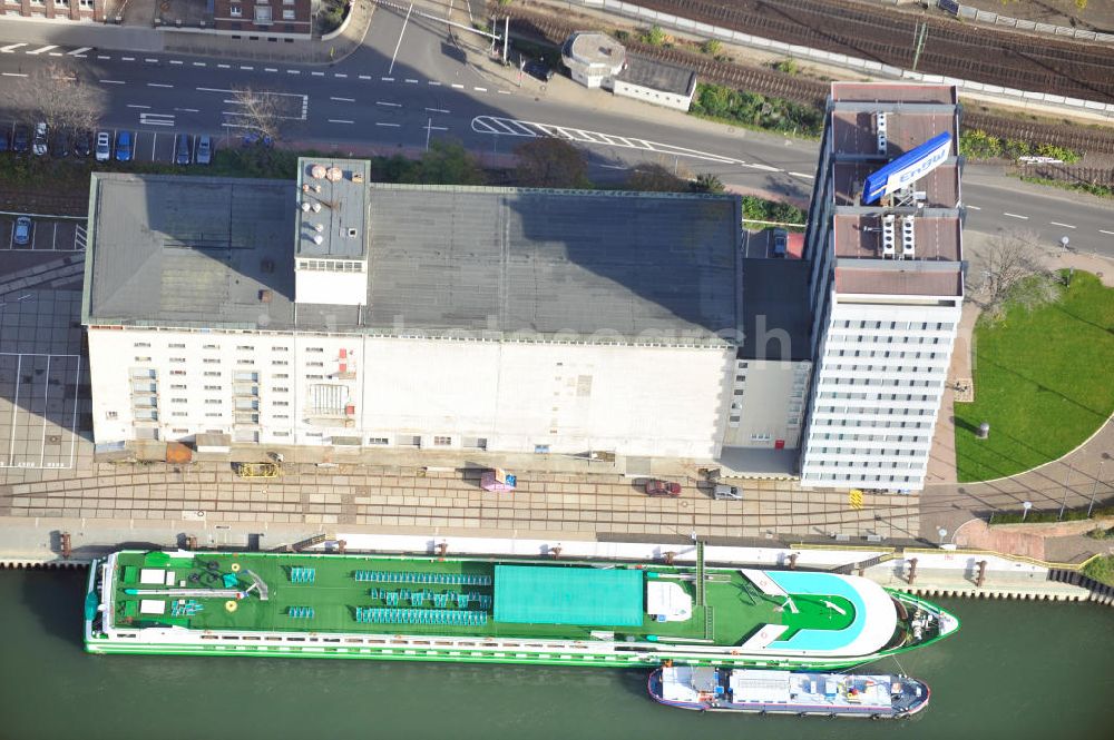 Aerial image Mannheim - Direktion der Staatlichen Rhein-Neckar-Hafengesellschaft Mannheim mbH mit einem Werbeschild des Energiekonzerns EnBW und einer Anlegestelle mit dem Flusskreuzfahrt-Schiff MS Leonardo da Vinci der elsässischen Reederei CroisiEurope. Head office of the national Rhine Main harbour company and a river cruise liner of the company CroisiEurope.