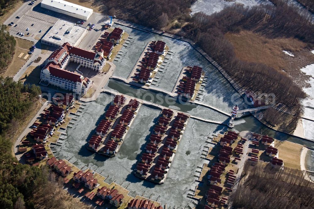 Aerial photograph Rheinsberg - Das Hafendorf an der Kaistraße am Rheinsberger See in der Nähe der Stadt Rheinsberg in Brandenburg. Holiday homes / vacation houses in the harbour / harbor village at the street Kaistrasse at the lake Rheinsberger See near the town Rheinsberg in Brandenburg.