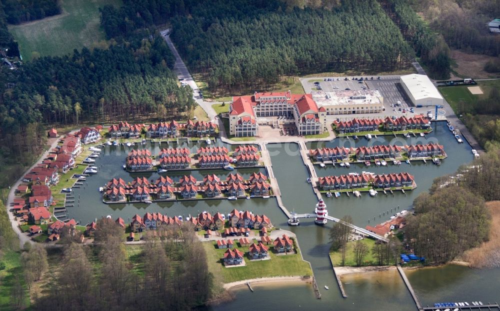 Rheinsberg from the bird's eye view: Holiday homes / vacation houses in the harbour / harbor village at the street Kaistrasse at the lake Rheinsberger See near the town Rheinsberg in Brandenburg