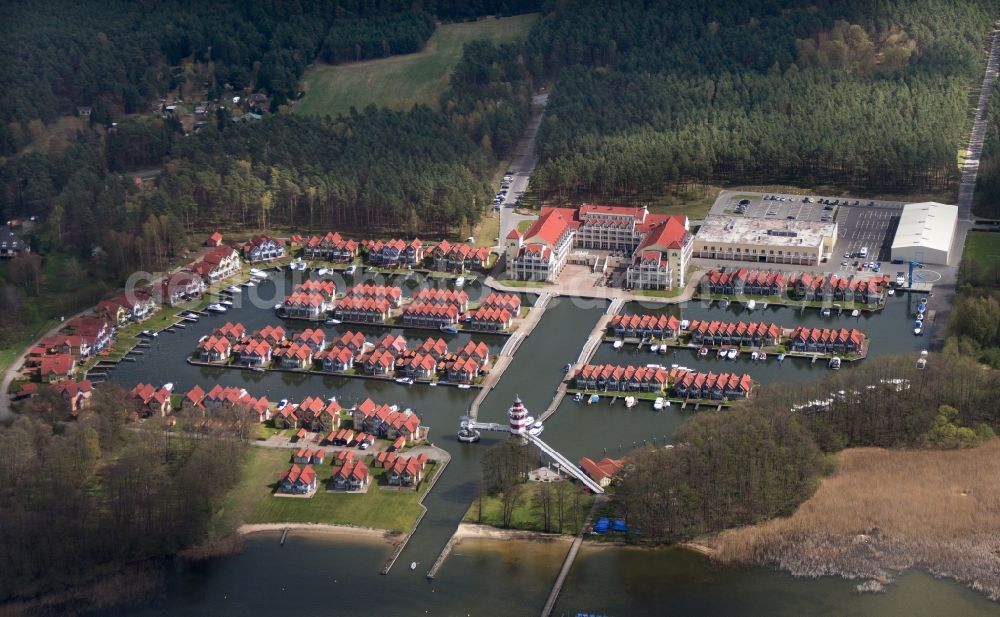 Aerial image Rheinsberg - Holiday homes / vacation houses in the harbour / harbor village at the street Kaistrasse at the lake Rheinsberger See near the town Rheinsberg in Brandenburg