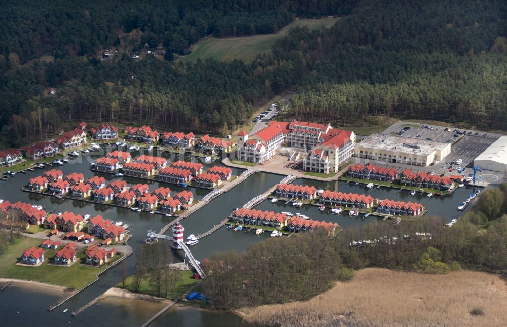 Aerial photograph Rheinsberg - Holiday homes / vacation houses in the harbour / harbor village at the street Kaistrasse at the lake Rheinsberger See near the town Rheinsberg in Brandenburg