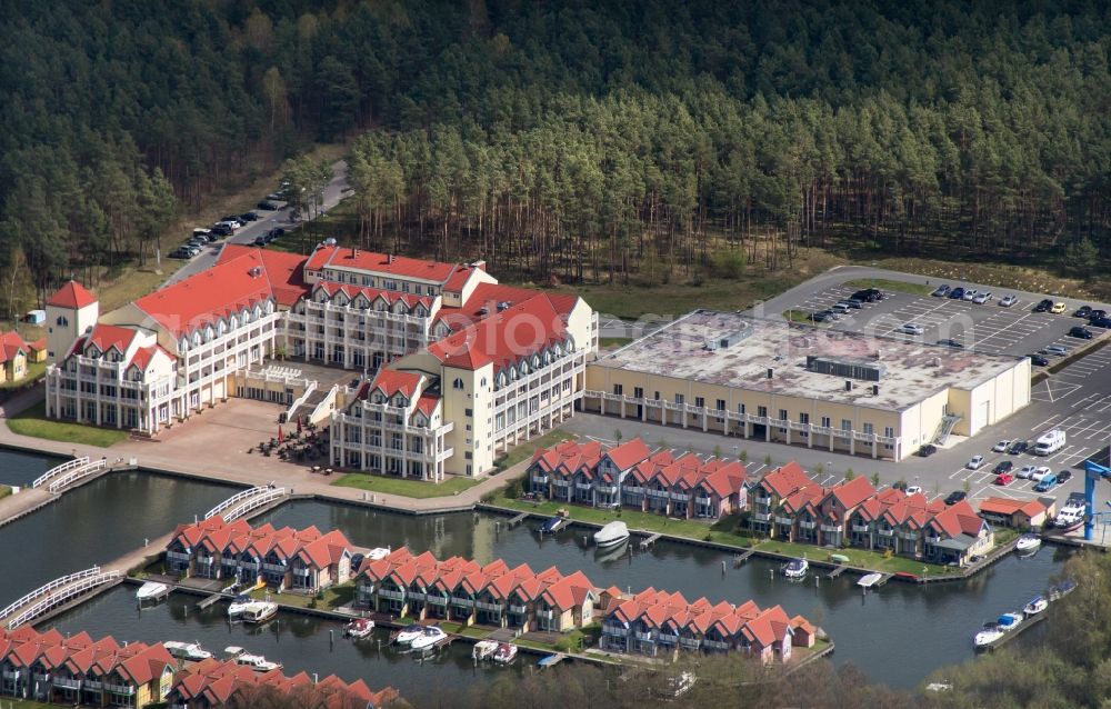 Rheinsberg from above - Holiday homes / vacation houses in the harbour / harbor village at the street Kaistrasse at the lake Rheinsberger See near the town Rheinsberg in Brandenburg