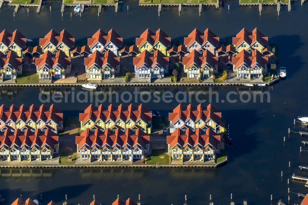 Aerial photograph Rheinberg - Holiday homes / vacation houses in the harbour / harbor village at the street Kaistrasse at the lake Rheinsberger See near the town Rheinsberg in Brandenburg