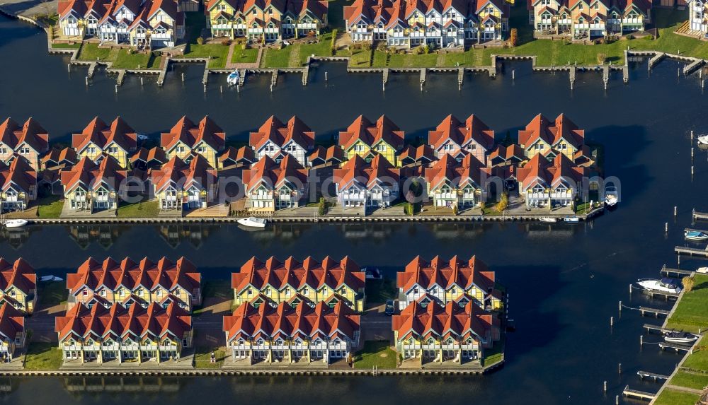 Rheinberg from above - Holiday homes / vacation houses in the harbour / harbor village at the street Kaistrasse at the lake Rheinsberger See near the town Rheinsberg in Brandenburg