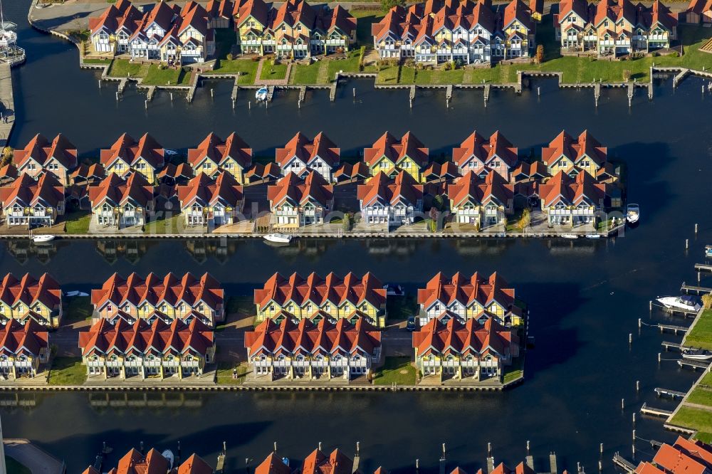 Rheinberg from the bird's eye view: Holiday homes / vacation houses in the harbour / harbor village at the street Kaistrasse at the lake Rheinsberger See near the town Rheinsberg in Brandenburg