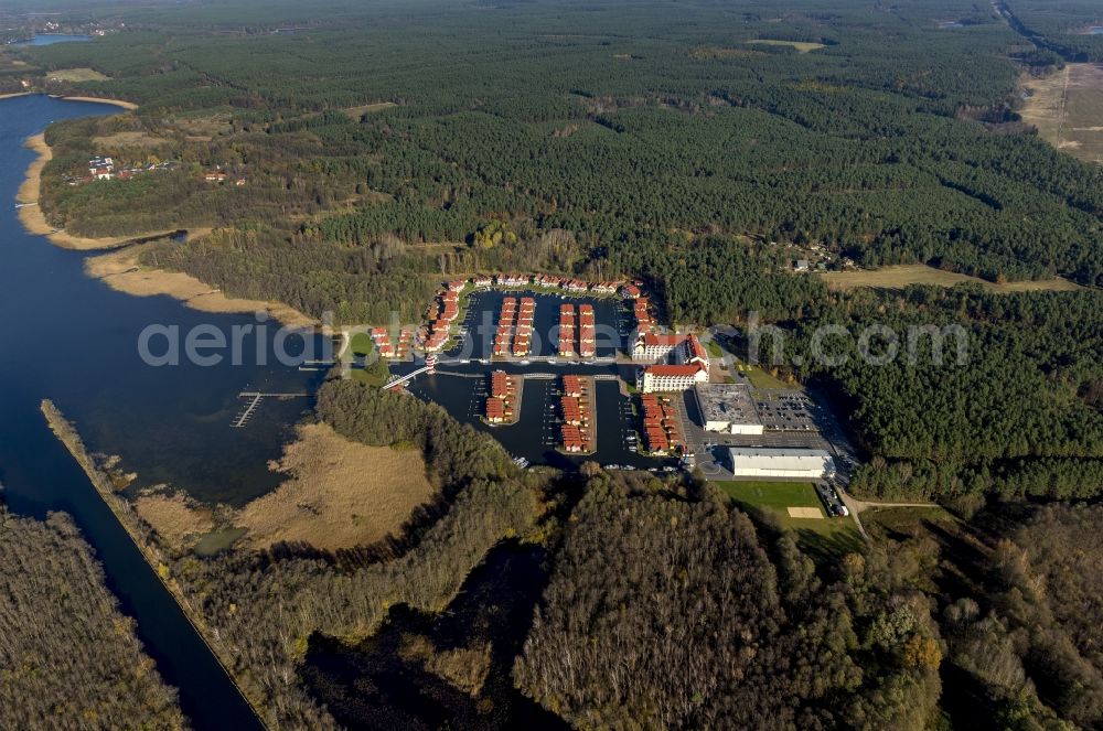 Aerial image Rheinberg - Holiday homes / vacation houses in the harbour / harbor village at the street Kaistrasse at the lake Rheinsberger See near the town Rheinsberg in Brandenburg