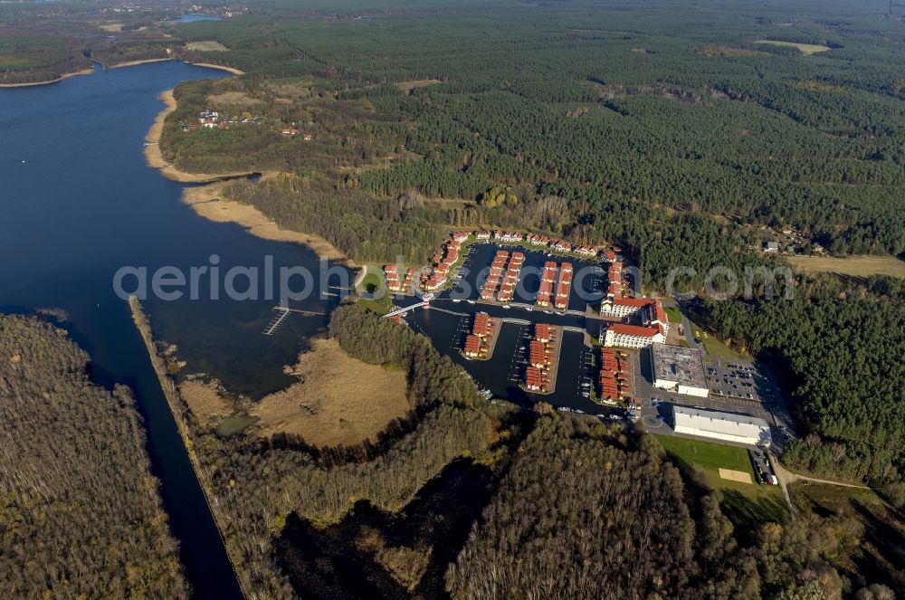 Aerial photograph Rheinberg - Holiday homes / vacation houses in the harbour / harbor village at the street Kaistrasse at the lake Rheinsberger See near the town Rheinsberg in Brandenburg