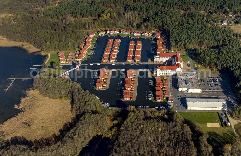 Rheinberg from above - Holiday homes / vacation houses in the harbour / harbor village at the street Kaistrasse at the lake Rheinsberger See near the town Rheinsberg in Brandenburg