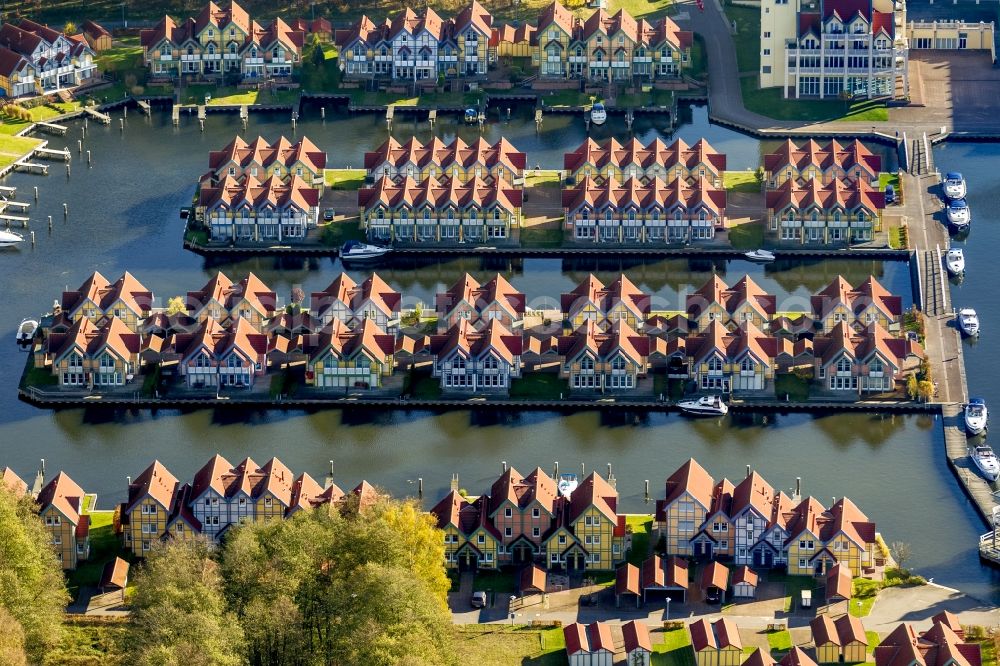 Rheinberg from the bird's eye view: Holiday homes / vacation houses in the harbour / harbor village at the street Kaistrasse at the lake Rheinsberger See near the town Rheinsberg in Brandenburg