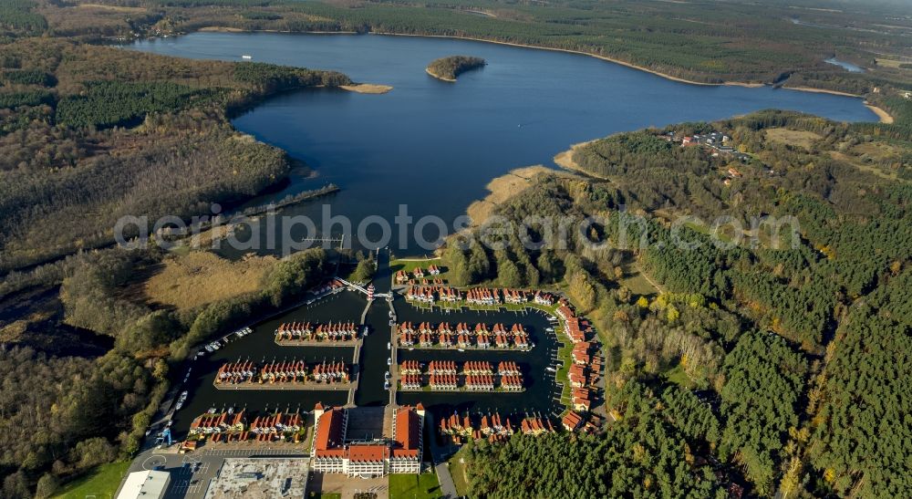 Aerial image Rheinberg - Holiday homes / vacation houses in the harbour / harbor village at the street Kaistrasse at the lake Rheinsberger See near the town Rheinsberg in Brandenburg