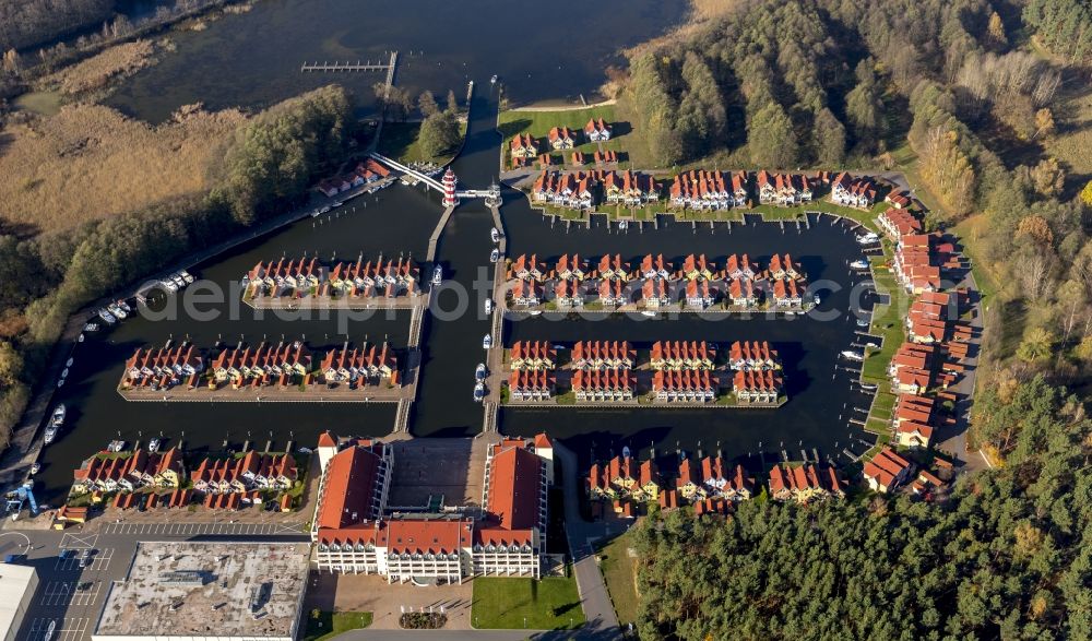 Aerial photograph Rheinberg - Holiday homes / vacation houses in the harbour / harbor village at the street Kaistrasse at the lake Rheinsberger See near the town Rheinsberg in Brandenburg