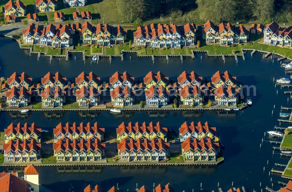 Rheinberg from the bird's eye view: Holiday homes / vacation houses in the harbour / harbor village at the street Kaistrasse at the lake Rheinsberger See near the town Rheinsberg in Brandenburg