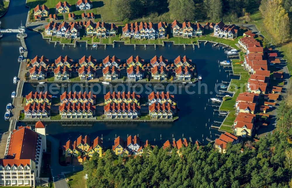 Aerial image Rheinberg - Holiday homes / vacation houses in the harbour / harbor village at the street Kaistrasse at the lake Rheinsberger See near the town Rheinsberg in Brandenburg