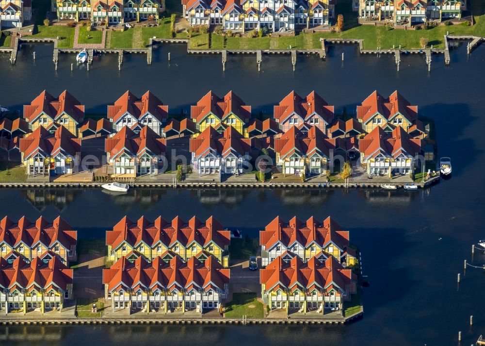 Aerial photograph Rheinberg - Holiday homes / vacation houses in the harbour / harbor village at the street Kaistrasse at the lake Rheinsberger See near the town Rheinsberg in Brandenburg