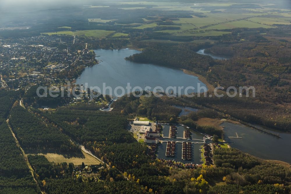 Rheinberg from the bird's eye view: Holiday homes / vacation houses in the harbour / harbor village at the street Kaistrasse at the lake Rheinsberger See near the town Rheinsberg in Brandenburg