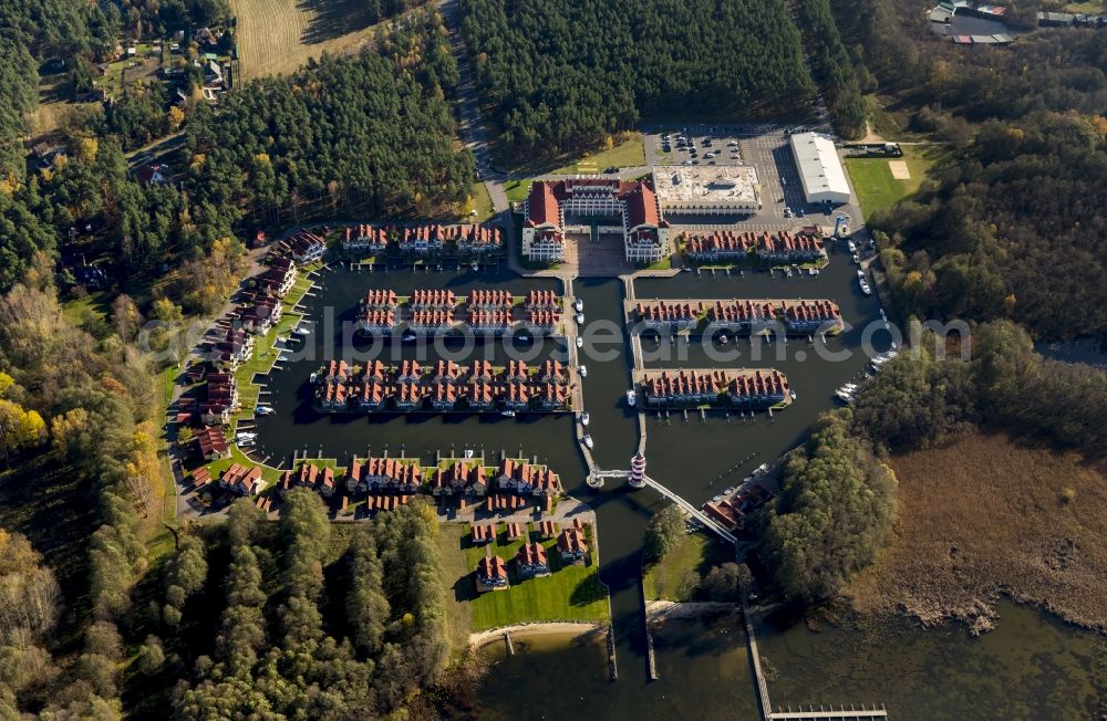 Aerial photograph Rheinberg - Holiday homes / vacation houses in the harbour / harbor village at the street Kaistrasse at the lake Rheinsberger See near the town Rheinsberg in Brandenburg