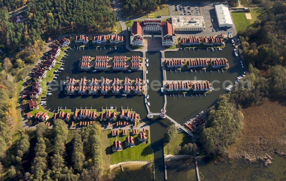 Rheinberg from above - Holiday homes / vacation houses in the harbour / harbor village at the street Kaistrasse at the lake Rheinsberger See near the town Rheinsberg in Brandenburg