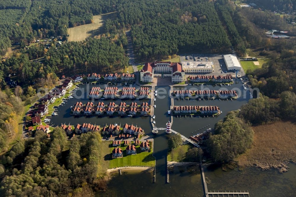 Rheinberg from the bird's eye view: Holiday homes / vacation houses in the harbour / harbor village at the street Kaistrasse at the lake Rheinsberger See near the town Rheinsberg in Brandenburg