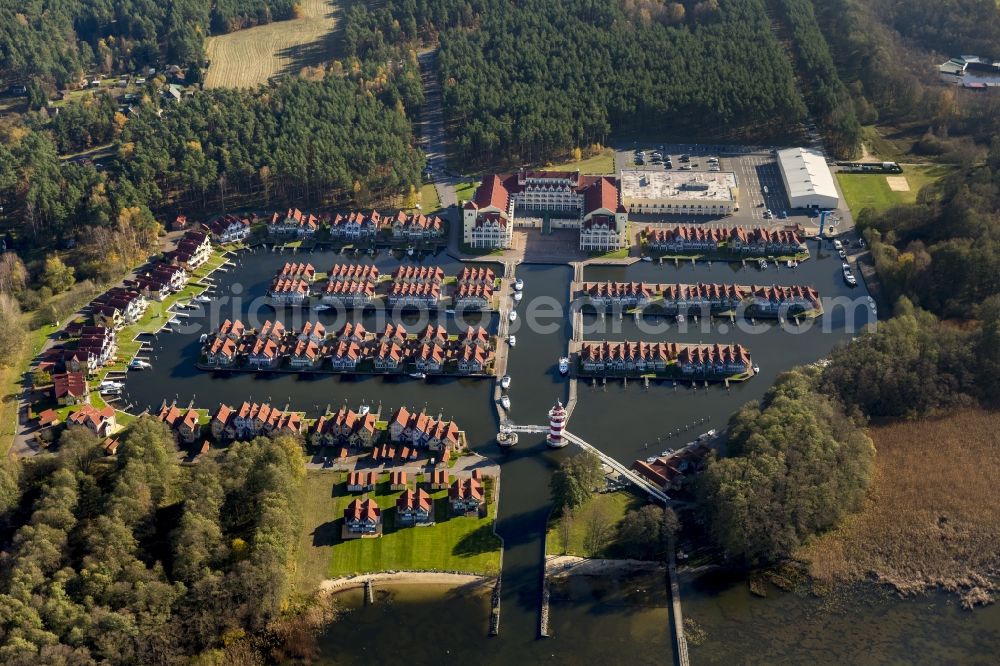 Aerial image Rheinberg - Holiday homes / vacation houses in the harbour / harbor village at the street Kaistrasse at the lake Rheinsberger See near the town Rheinsberg in Brandenburg