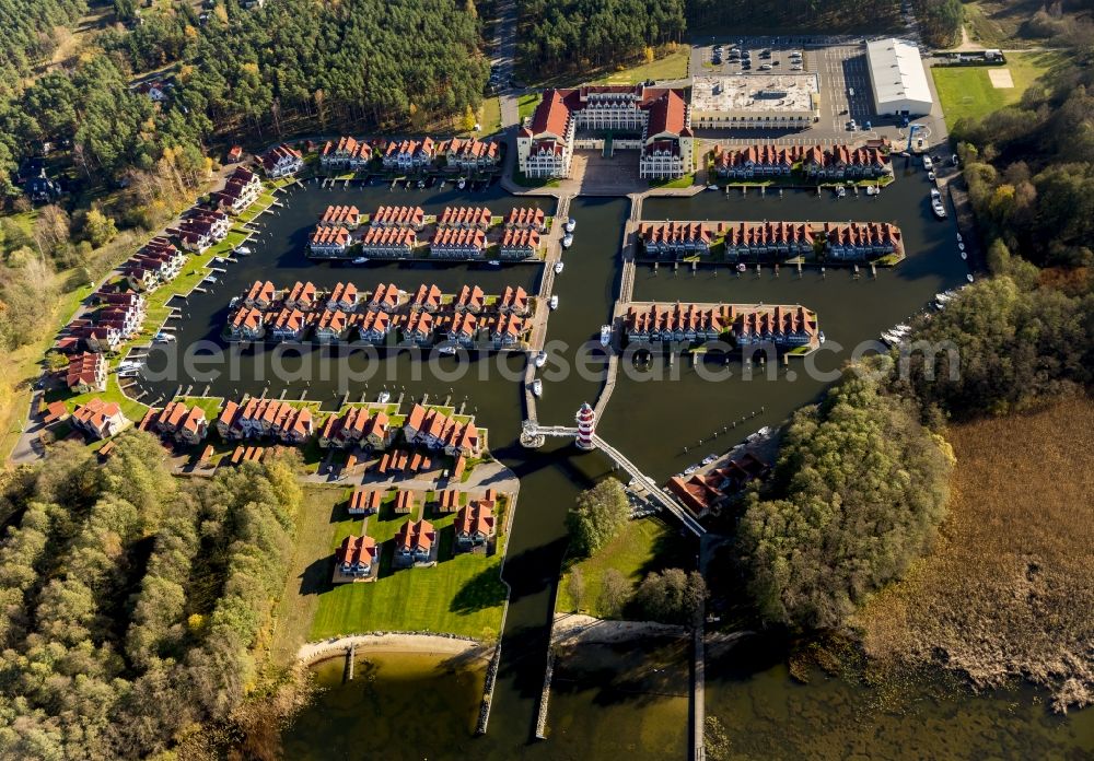 Aerial photograph Rheinberg - Holiday homes / vacation houses in the harbour / harbor village at the street Kaistrasse at the lake Rheinsberger See near the town Rheinsberg in Brandenburg