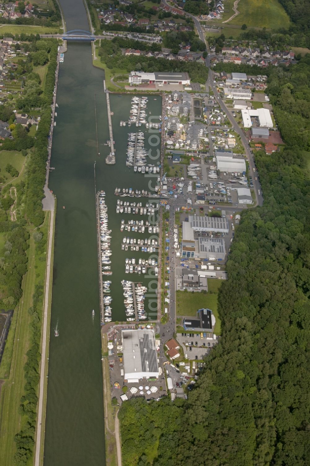 Aerial photograph Bergkamen - View of the yacht harbor at Marina Rünthe at the Datteln-Hamm canal in Bergkamen in North Rhine-Westphalia. It was built in 1939 as the port of the coal mine Werne. Then in 1995, was the conversion as a yacht harbor