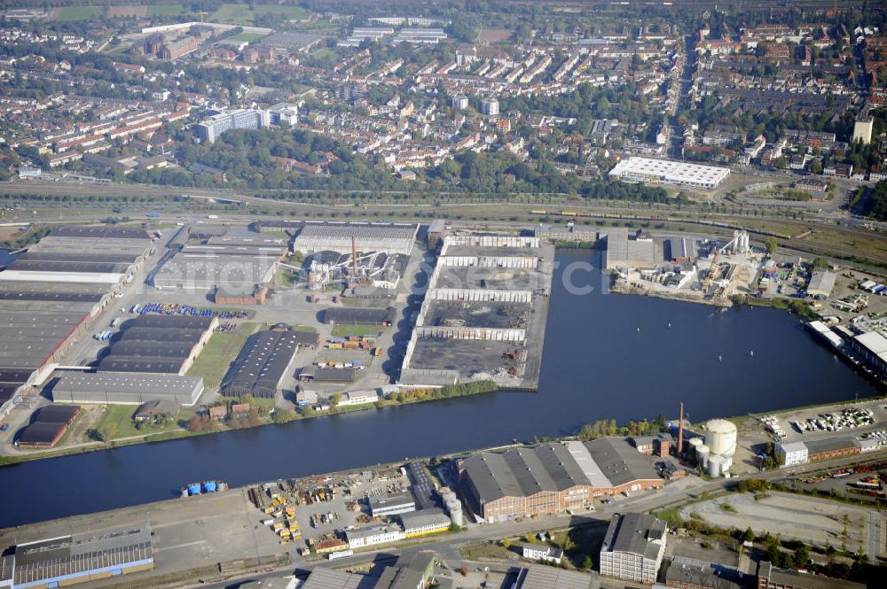 Bremen from the bird's eye view: Stadtansicht mit Blick auf die Industriehäfen im Bremer Stadtteil Häfen. Cityscape to the industrial port in the district Häfen of Bremen.