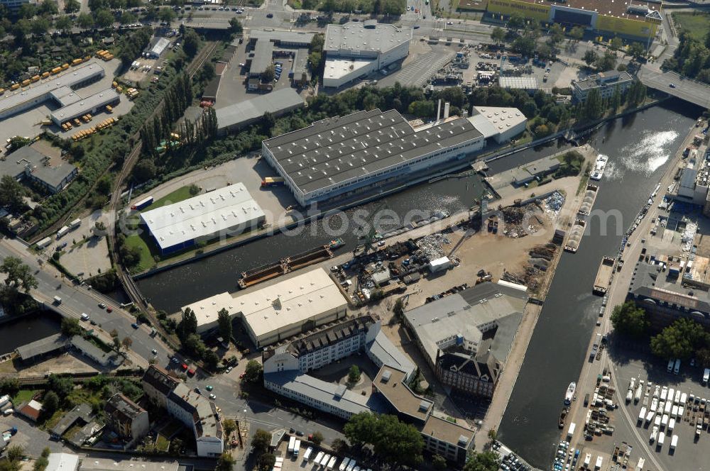 Aerial image Berlin-Neukölln - Blick auf das Hafengelände Neukölln. Die Berliner Hafen-und Lagerhausgesellschaft mbH, kurz BEHALA genannt, betreibt in Berlin mehrere Binnenhäfen mit den dazugehörigen Lagerhäusern, dem Güterumschlag, einer Bauschuttentsorgung, den Hafenbahnen, und die Vermietung von Immobilien auf den Hafengeländen. Sie ist ein Eigenbetrieb der Stadt Berlin. Weitere Informationen unter