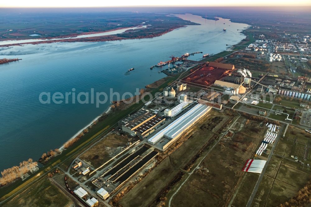 Stade from above - Stader Seehafen Refinery equipment and management systems on the factory premises of the mineral oil manufacturers of Dow Deutschlond Anlagengesellschaft mbH in Buetzfleth in the state Lower Saxony, Germany