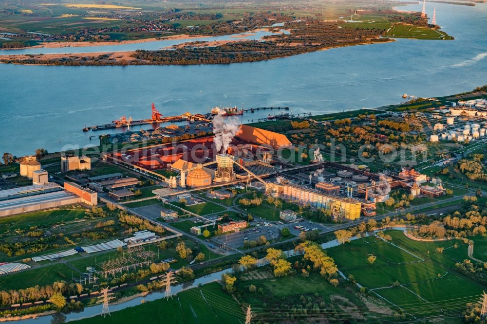 Stade from above - Stader Seehafen Refinery equipment and management systems on the factory premises of the mineral oil manufacturers of Dow Deutschlond Anlagengesellschaft mbH in Buetzfleth in the state Lower Saxony, Germany