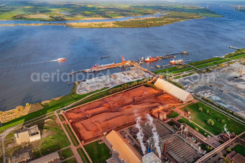 Stade from the bird's eye view: Stader Seehafen Refinery equipment and management systems on the factory premises of the mineral oil manufacturers of Dow Deutschlond Anlagengesellschaft mbH in Buetzfleth in the state Lower Saxony, Germany