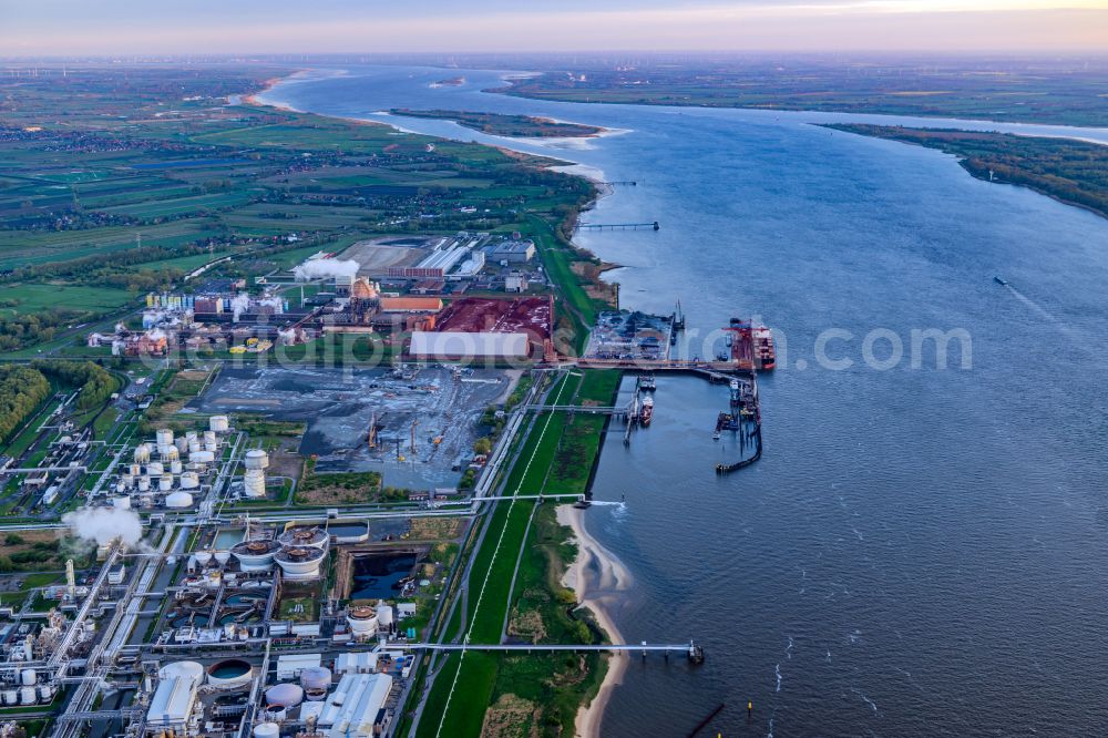 Aerial photograph Stade - Stader Seehafen Refinery equipment and management systems on the factory premises of the mineral oil manufacturers of Dow Deutschlond Anlagengesellschaft mbH in Buetzfleth in the state Lower Saxony, Germany