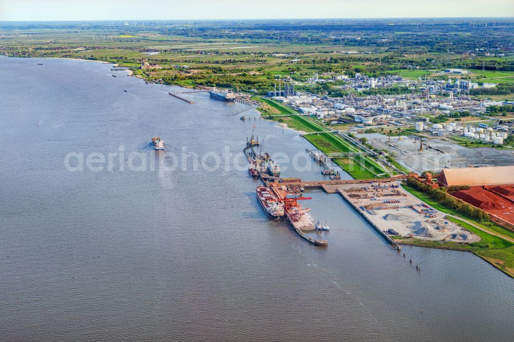 Stade from the bird's eye view: Stader Seehafen Refinery equipment and management systems on the factory premises of the mineral oil manufacturers of Dow Deutschlond Anlagengesellschaft mbH in Buetzfleth in the state Lower Saxony, Germany