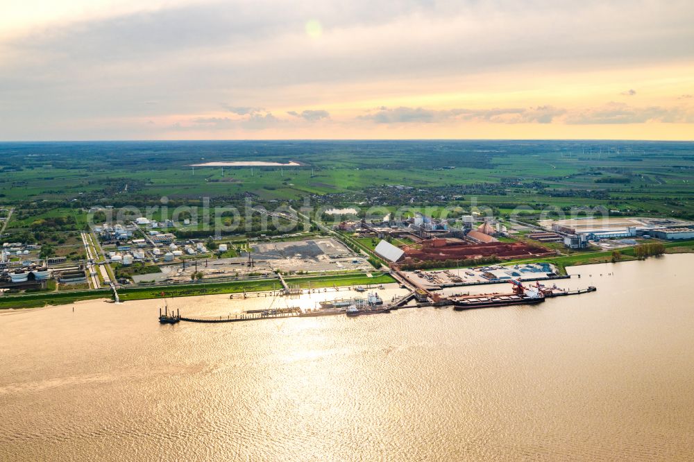 Aerial photograph Stade - Stader Seehafen Refinery equipment and management systems on the factory premises of the mineral oil manufacturers of Dow Deutschlond Anlagengesellschaft mbH in Buetzfleth in the state Lower Saxony, Germany