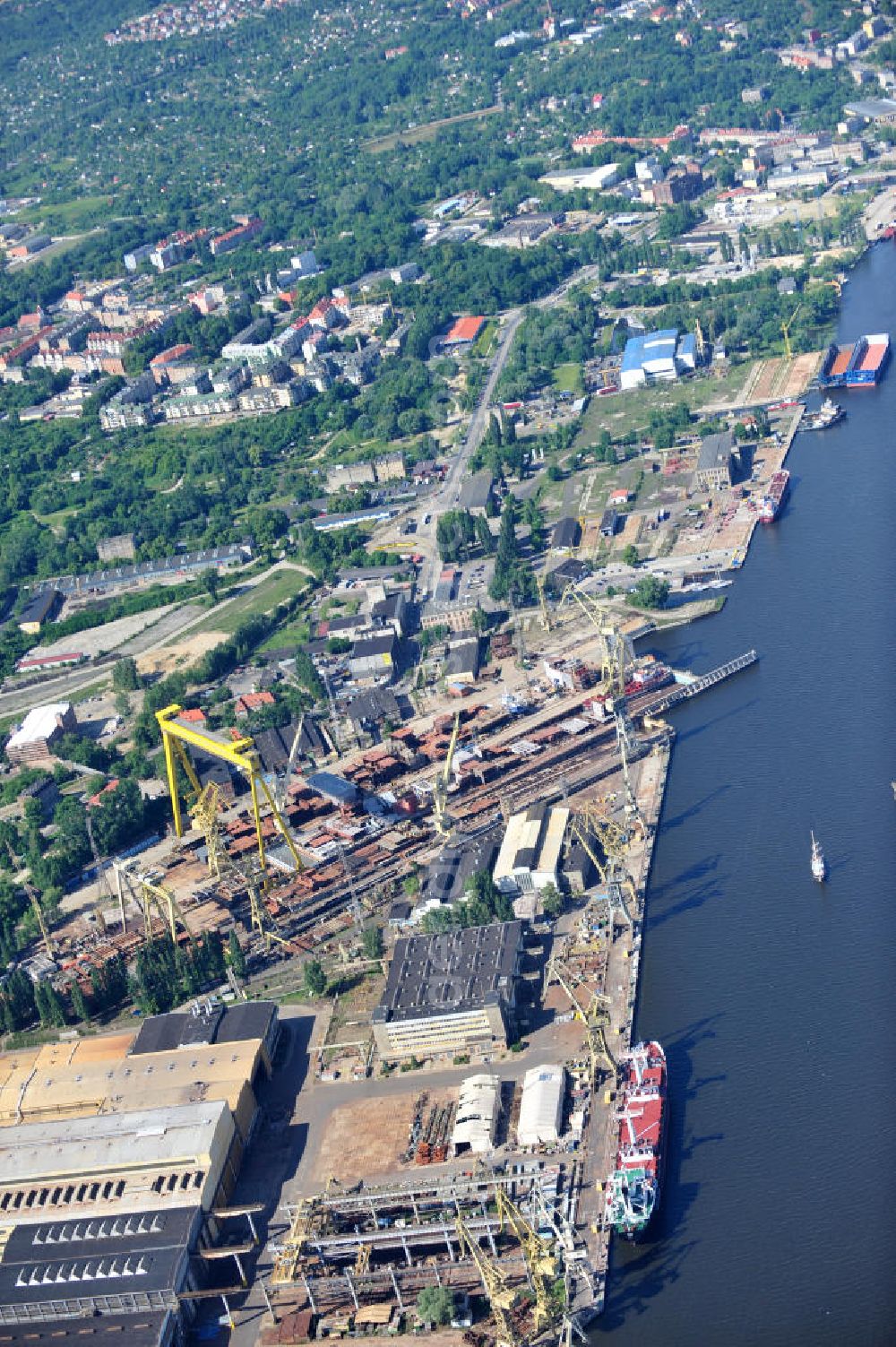 Aerial image Stettin / Szczecin - Blick auf das Hafengelände mit dem Areal der Schiffswerft Nowa, der Schiffsreparaturwerft GRYFIA SA und diversen Doks, Be- und Entladekais. View of the harbor area in Szczecin.