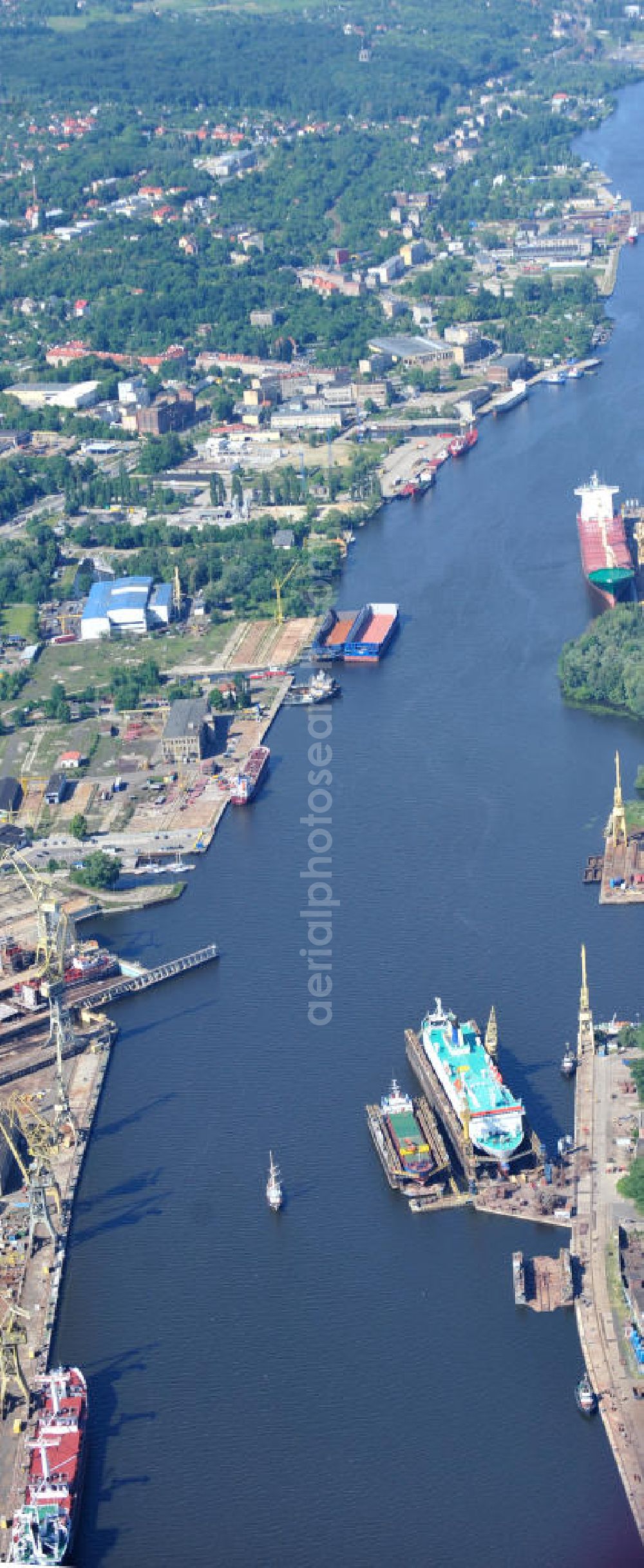 Aerial photograph Stettin / Szczecin - Blick auf das Hafengelände mit dem Areal der Schiffswerft Nowa, der Schiffsreparaturwerft GRYFIA SA und diversen Doks, Be- und Entladekais. View of the harbor area in Szczecin.