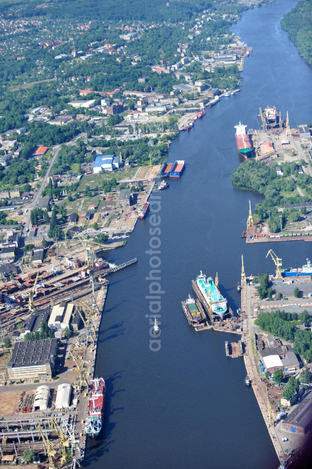 Stettin / Szczecin from above - Blick auf das Hafengelände mit dem Areal der Schiffswerft Nowa, der Schiffsreparaturwerft GRYFIA SA und diversen Doks, Be- und Entladekais. View of the harbor area in Szczecin.