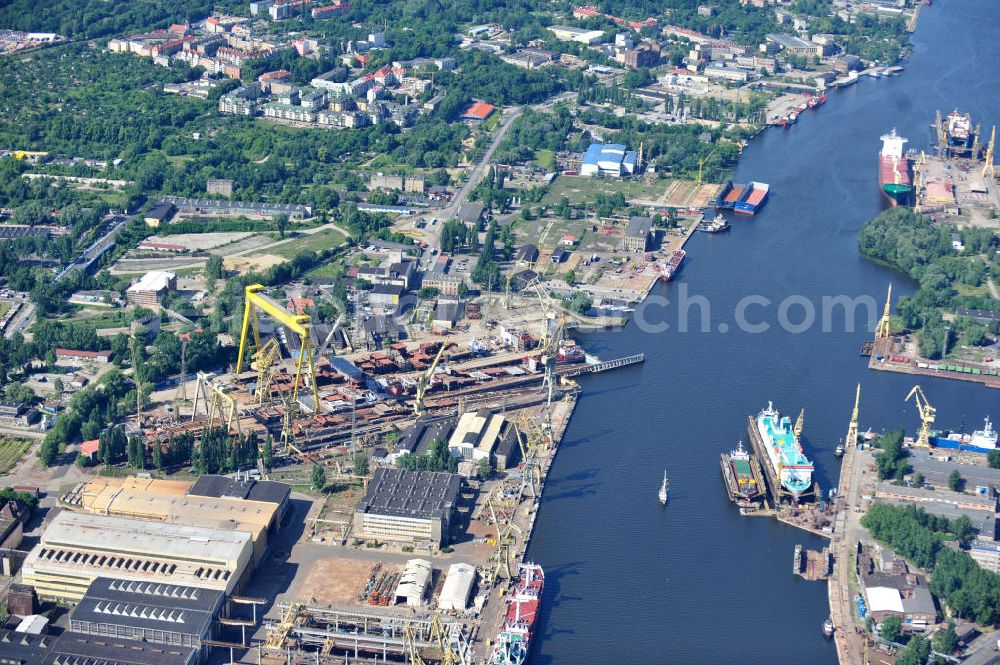 Stettin / Szczecin from the bird's eye view: Blick auf das Hafengelände mit dem Areal der Schiffswerft Nowa, der Schiffsreparaturwerft GRYFIA SA und diversen Doks, Be- und Entladekais. View of the harbor area in Szczecin.