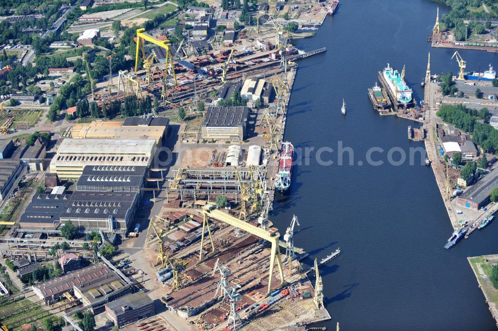 Aerial image Stettin / Szczecin - Blick auf das Hafengelände mit dem Areal der Schiffswerft Nowa, der Schiffsreparaturwerft GRYFIA SA und diversen Doks, Be- und Entladekais. View of the harbor area in Szczecin.