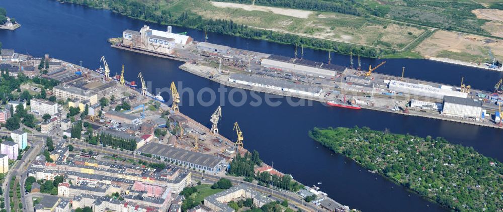 Aerial photograph Stettin / Szczecin - Blick auf das Hafengelände mit dem Areal der Schiffswerft Nowa, der Schiffsreparaturwerft GRYFIA SA und diversen Doks, Be- und Entladekais. View of the harbor area in Szczecin.