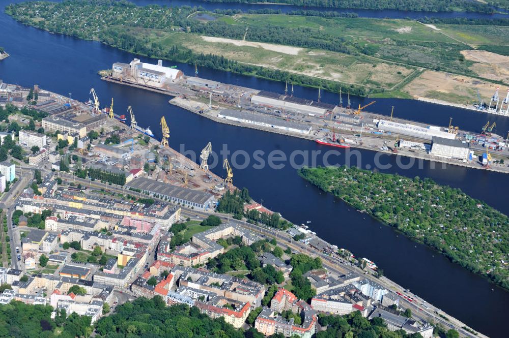 Stettin / Szczecin from above - Blick auf das Hafengelände mit dem Areal der Schiffswerft Nowa, der Schiffsreparaturwerft GRYFIA SA und diversen Doks, Be- und Entladekais. View of the harbor area in Szczecin.