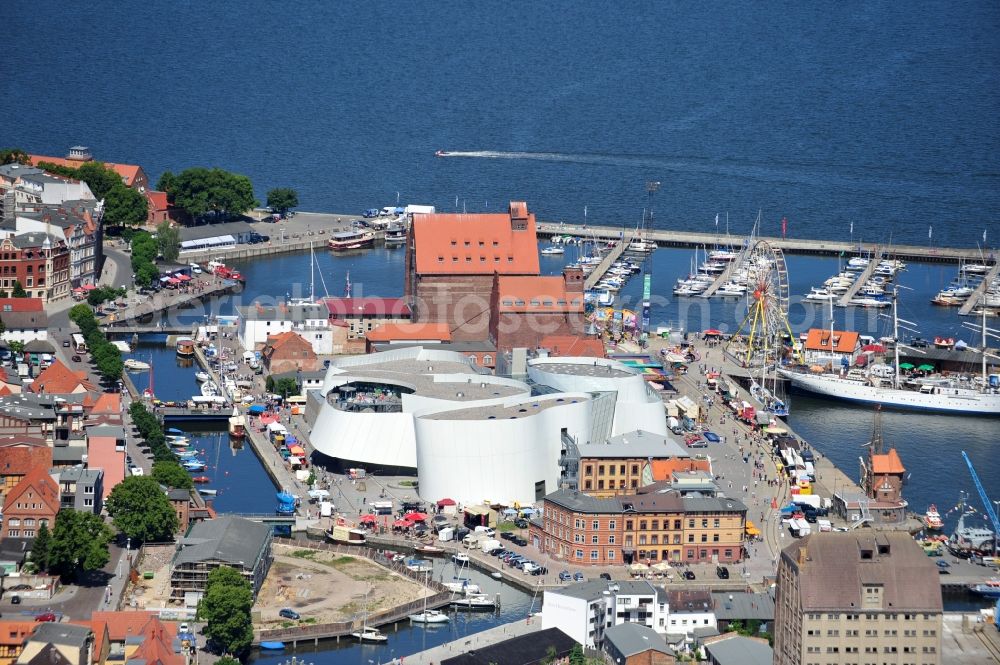 Aerial photograph Stralsund - Harbor island by Ozeaneum Oceanographic Museum in Stralsund in Mecklenburg - Western Pomerania