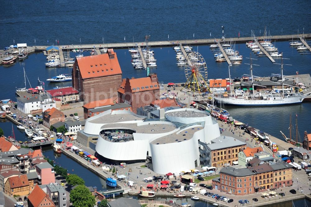 Stralsund from the bird's eye view: Harbor island by Ozeaneum Oceanographic Museum in Stralsund in Mecklenburg - Western Pomerania