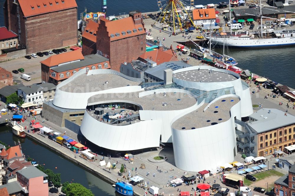 Stralsund from the bird's eye view: Harbor island by Ozeaneum Oceanographic Museum in Stralsund in Mecklenburg - Western Pomerania