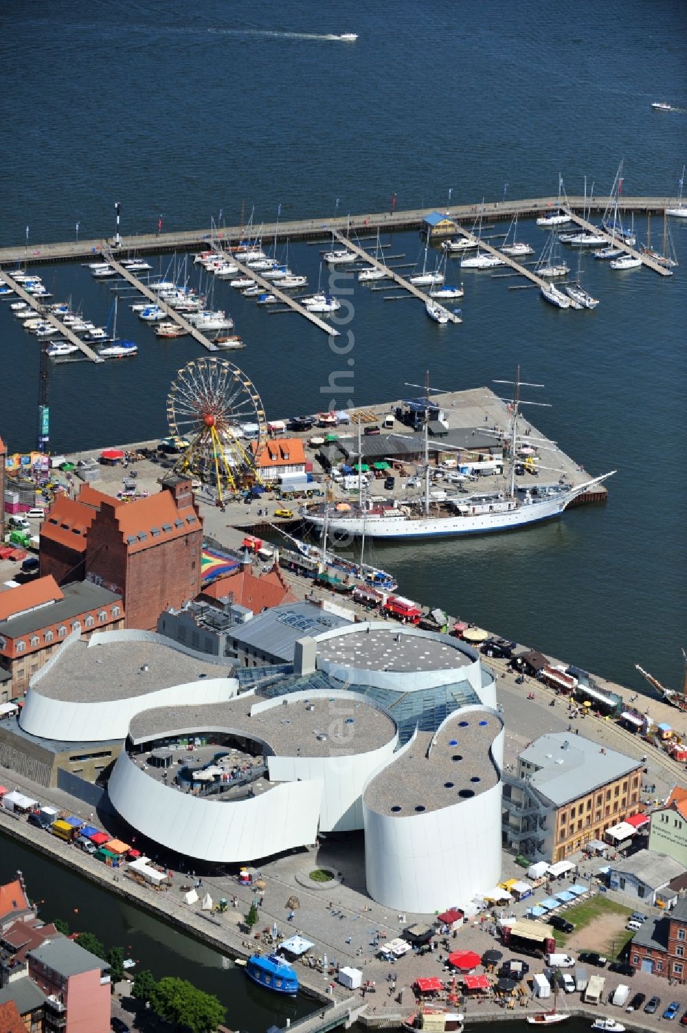 Stralsund from the bird's eye view: Harbor island by Ozeaneum Oceanographic Museum in Stralsund in Mecklenburg - Western Pomerania