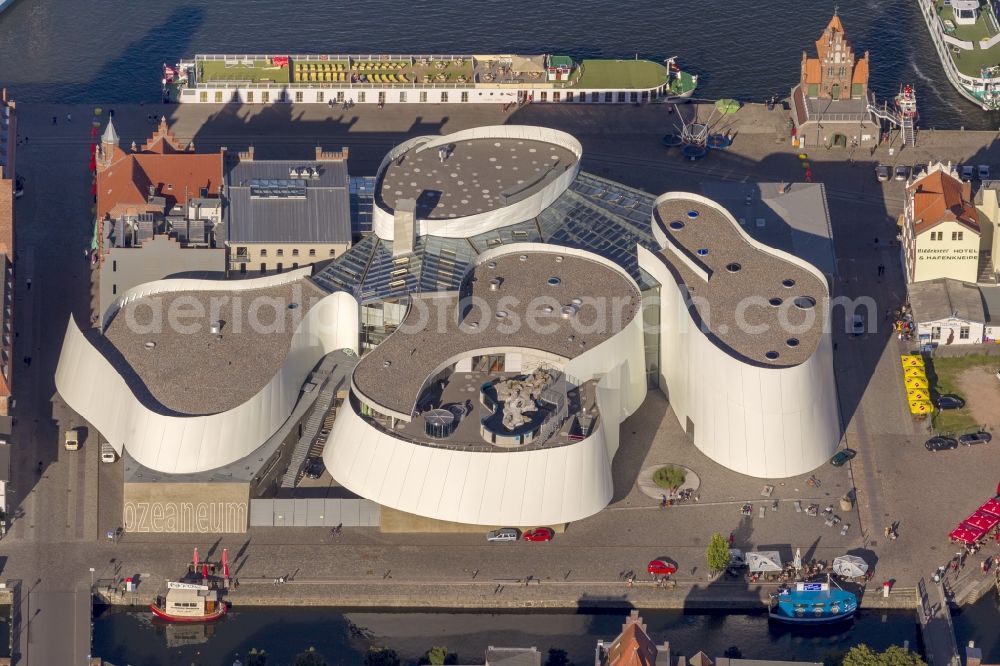 Stralsund from the bird's eye view: Harbor island by Ozeaneum Oceanographic Museum in Stralsund in Mecklenburg - Western Pomerania