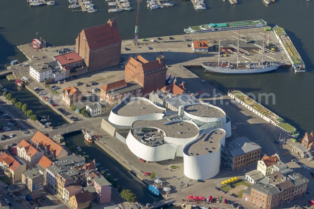 Aerial photograph Stralsund - Harbor island by Ozeaneum Oceanographic Museum in Stralsund in Mecklenburg - Western Pomerania