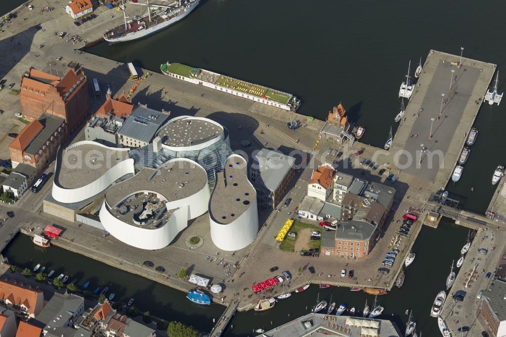 Stralsund from the bird's eye view: Harbor island by Ozeaneum Oceanographic Museum in Stralsund in Mecklenburg - Western Pomerania