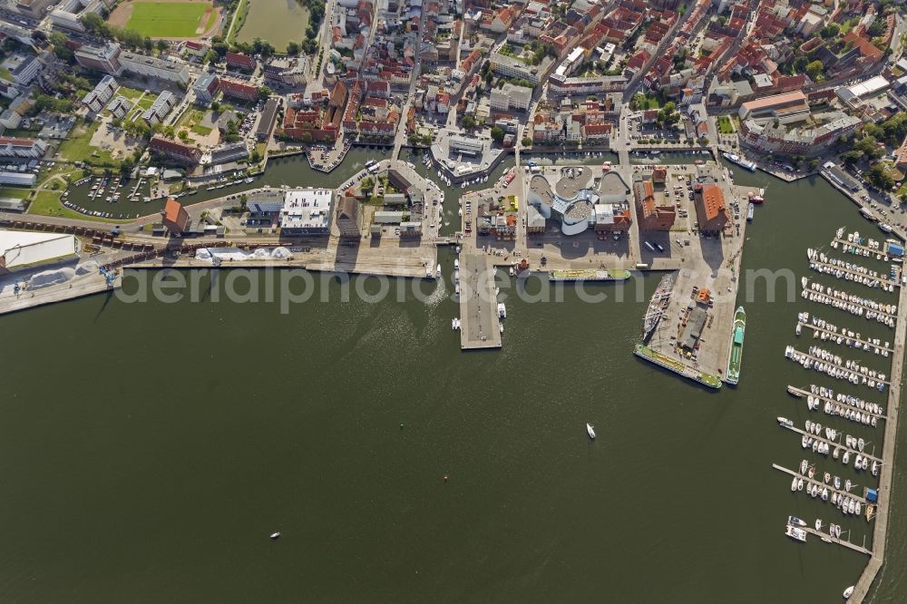 Stralsund from the bird's eye view: Harbor island by Ozeaneum Oceanographic Museum in Stralsund in Mecklenburg - Western Pomerania