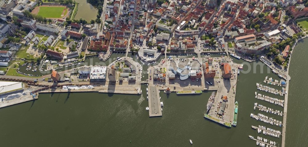 Stralsund from the bird's eye view: Harbor island by Ozeaneum Oceanographic Museum in Stralsund in Mecklenburg - Western Pomerania