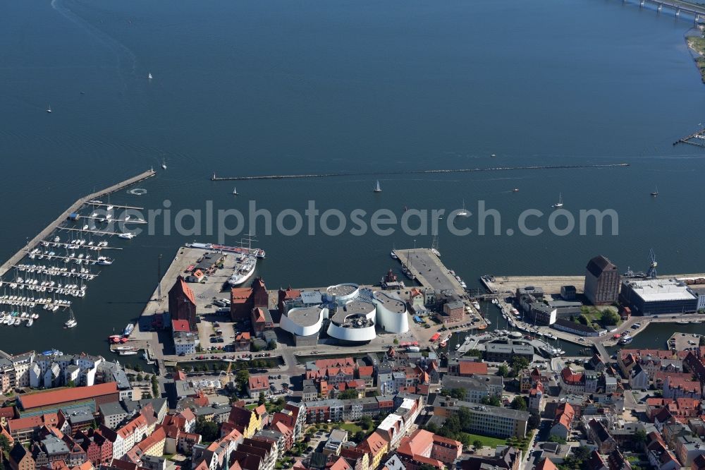 Aerial photograph Stralsund - Harbor island by Ozeaneum Oceanographic Museum in Stralsund in Mecklenburg - Western Pomerania